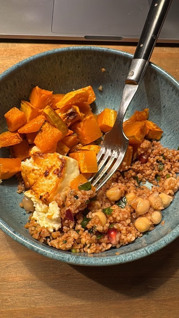 Grain bowl with chickpeas, roasted vegetables and cheese for a balanced lunch
